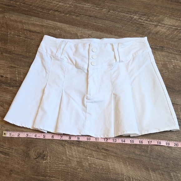 H&M Divided Mini Skirt Crisp White Pleated Size XS - Picture 8 of 8